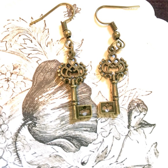 🎃🍁🎃Victorian Brass Key Earrings🎃🍁 - Picture 3 of 3